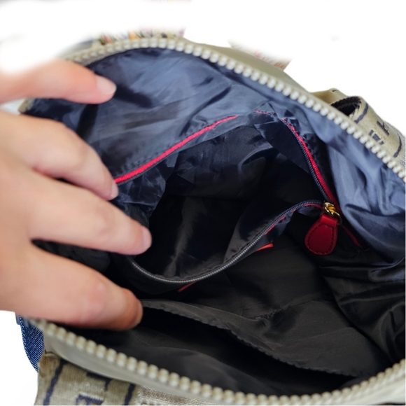 Tommy Hilfiger Cream and Blue Crossbody Bag with Modern Design - Picture 6 of 11